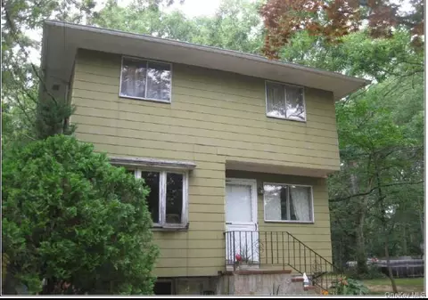 84 Radio Ave, Miller Place, NY 11764
