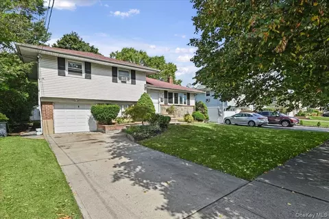 8 Evers St, Hicksville, NY 11801