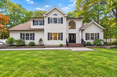 12 Davidson Dr, Manorville, NY 11949