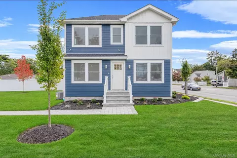 4 Lee Ave, Bay Shore, NY 11706