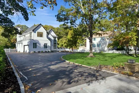 21 Hart Pl #B, Dix Hills, NY 11746