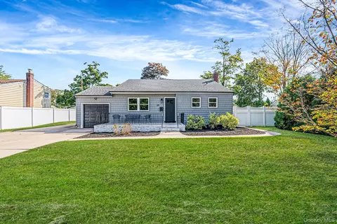 29 Edgewater Ave, Bayport, NY 11705