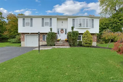 40 Lake Nanuet Dr, Clarkstown, NY 10954