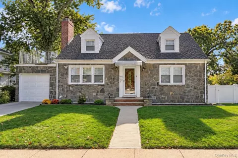 2 Oak Dr, North Hempstead, NY 11040