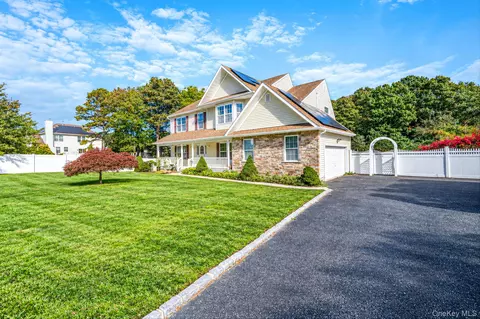 40 Bloomington St, Medford, NY 11763