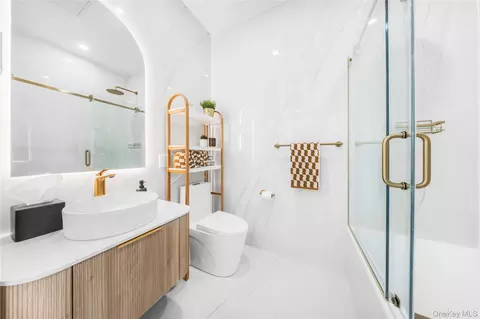 3116 21st St #1D, New York, NY 11106