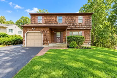 33 Oak Forest Dr, Islandia, NY 11749