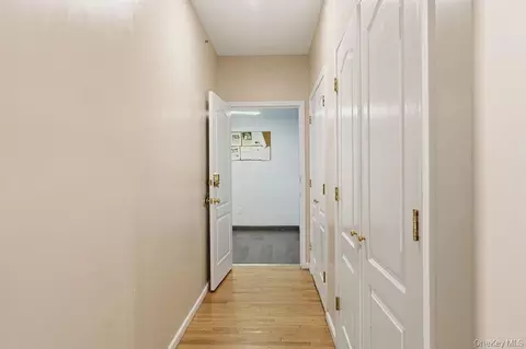 Entry Way - 21 Dinev Rd, Monroe, NY 10950 photo 2 of 4