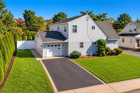 148 Kingfisher Rd, Levittown, NY 11756