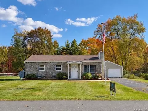 19 Greentree Dr S, Hyde Park, NY 12538