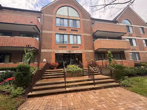 10 Canterbury Rd #1B, North Hempstead, NY 11021