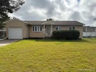 35 Circle Ln, Bay Shore, NY 11706