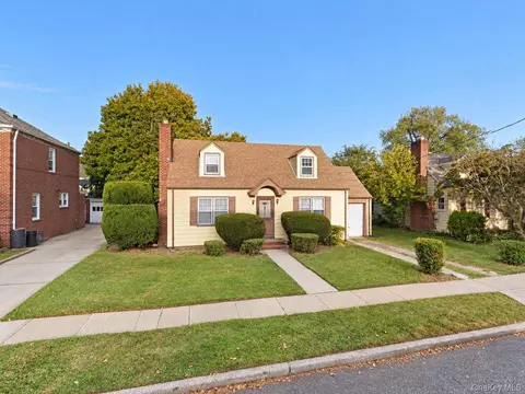 526 N 11th St, New Hyde Park, NY 11040
