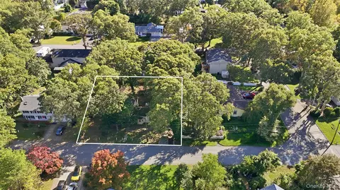 6 Cherry Ln, Brookhaven, NY 11755