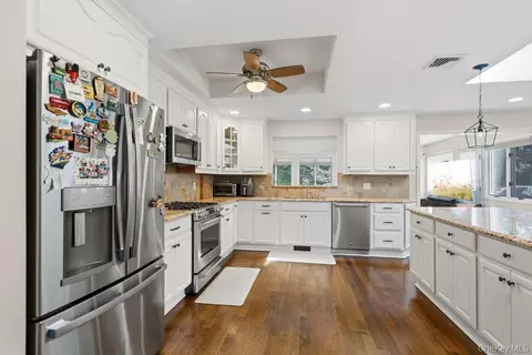 Kitchen - 25 Beaumont Dr, Plainview, NY 11803 photo 3 of 5