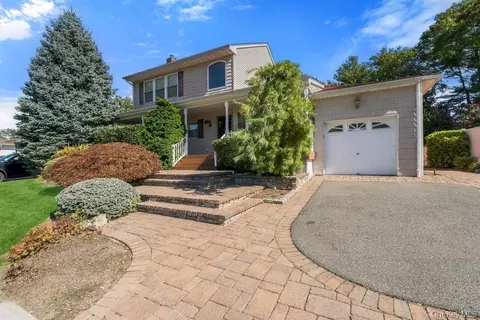 Exterior - 25 Beaumont Dr, Plainview, NY 11803 photo 2 of 7