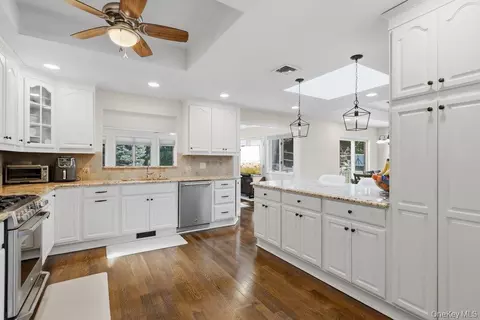 Kitchen - 25 Beaumont Dr, Plainview, NY 11803 photo 2 of 5