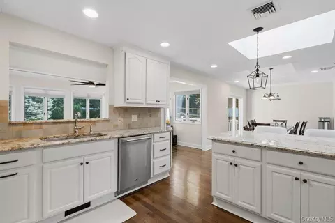 Kitchen - 25 Beaumont Dr, Plainview, NY 11803 photo 4 of 5