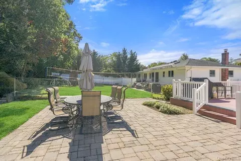 Exterior - 25 Beaumont Dr, Plainview, NY 11803 photo 5 of 7