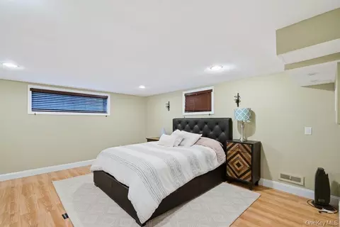 Bedroom - 25 Beaumont Dr, Plainview, NY 11803 photo 7 of 7