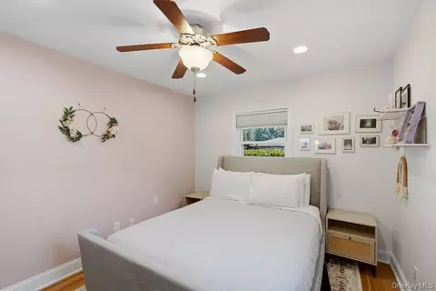 Bedroom - 25 Beaumont Dr, Plainview, NY 11803 photo 6 of 7