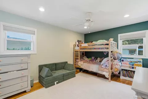 Bedroom - 25 Beaumont Dr, Plainview, NY 11803 photo 4 of 7