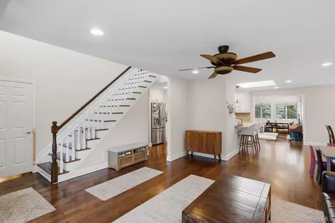 Entry Way - 25 Beaumont Dr, Plainview, NY 11803 photo 2 of 2