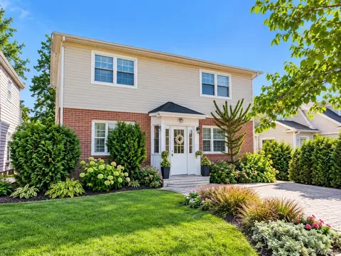 54 Marwood Rd N, North Hempstead, NY 11050