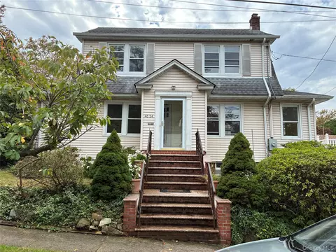 4634 Iris Ln, North Hempstead, NY 11020