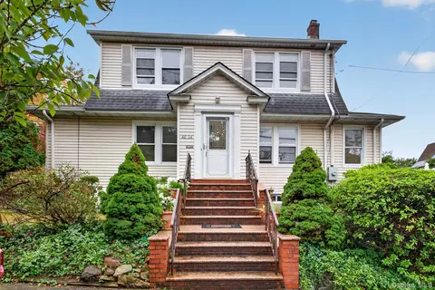 4634 Iris Ln, North Hempstead, NY 11020