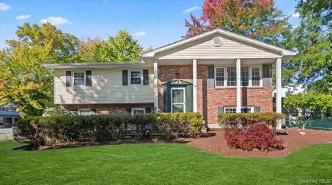 1 Daisy Ct, Clarkstown, NY 10954