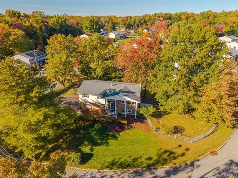 1 Daisy Ct, Clarkstown, NY 10954