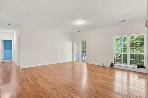 Living - 9 Ash Rd, Fishkill, NY 12590 photo 2 of 4