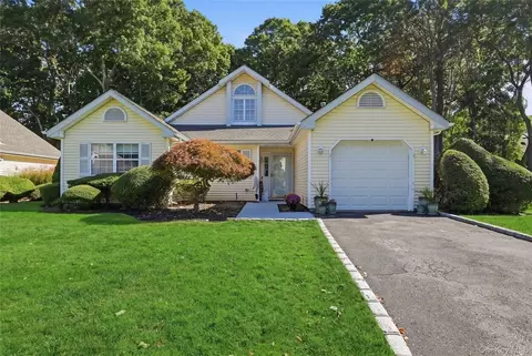 23 Saddlebrook Ct, Middle Island, NY 11953