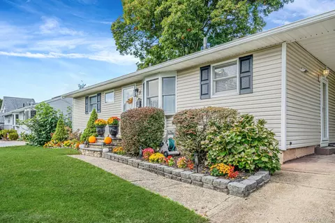 11 Langdon St, Islip, NY 11751