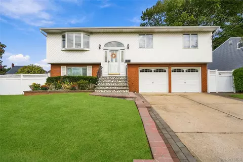 34 Knoll St, Lindenhurst, NY 11757