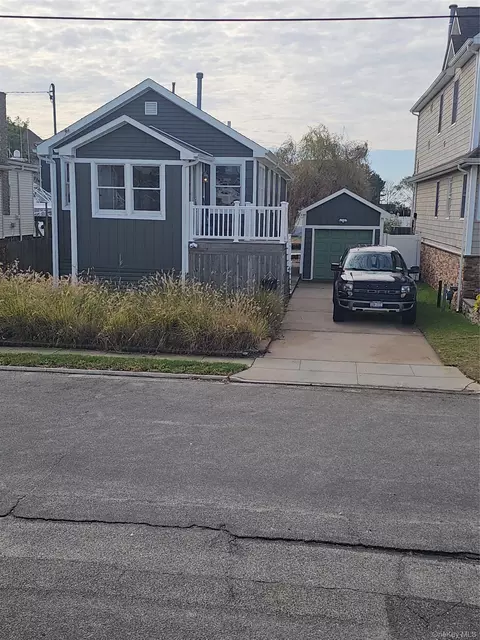 50 Pershing Ave, Babylon, NY 11702