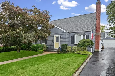 2342 Maple St, Seaford, NY 11783