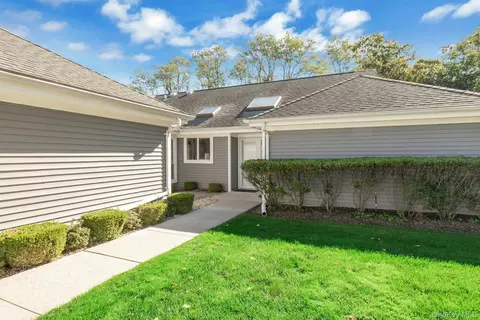 129 Captains Ct, Moriches, NY 11955