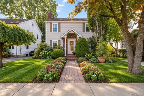 23 Chestnut St, Glen Cove, NY 11542