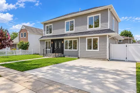 22 Miller Cir, Hicksville, NY 11801