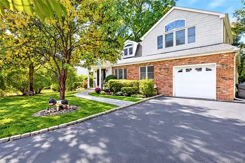 29 Barberry Ln, North Hempstead, NY 11577