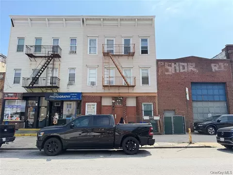 22-19 Steinway St, Astoria, NY 11105