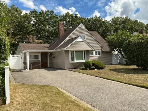 152 Choir Ln, Westbury, NY 11590