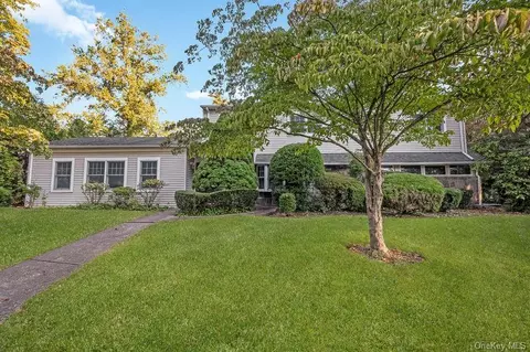 19 Strawberry Ln, North Hempstead, NY 11577