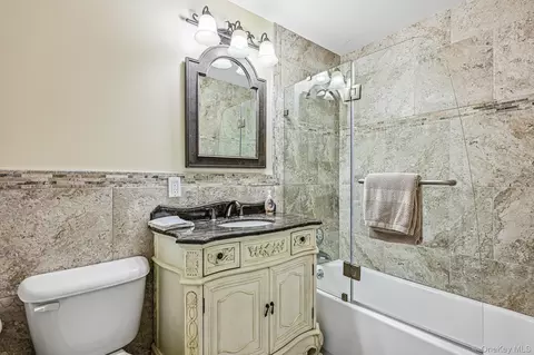 Bath - 57 Hampton Ct, Bridgehampton, NY 11932 photo 4 of 5