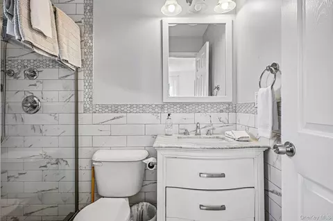 Bath - 57 Hampton Ct, Bridgehampton, NY 11932 photo 2 of 5