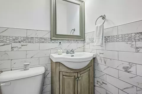 Bath - 57 Hampton Ct, Bridgehampton, NY 11932 photo 5 of 5