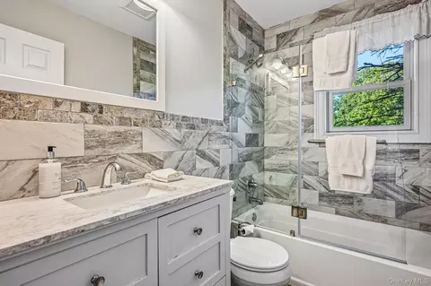 Bath - 57 Hampton Ct, Bridgehampton, NY 11932 photo 3 of 5