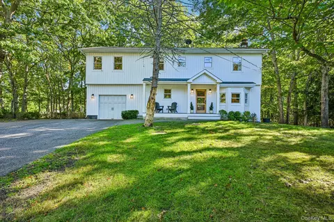 Exterior - 57 Hampton Ct, Bridgehampton, NY 11932 photo 2 of 5